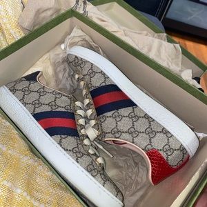 Gucci Ace GG supreme low top sneakers. (Good conditions)